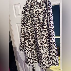 Never worn UGG Medium Robe
